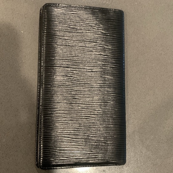 Authentic Louis Vuitton black epi long bifold wallet. Date code is CA1925 - Picture 2 of 8